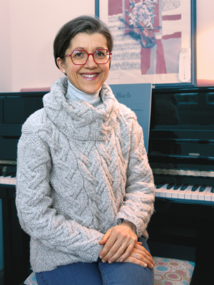 Véronique Saulgeot devant le piano